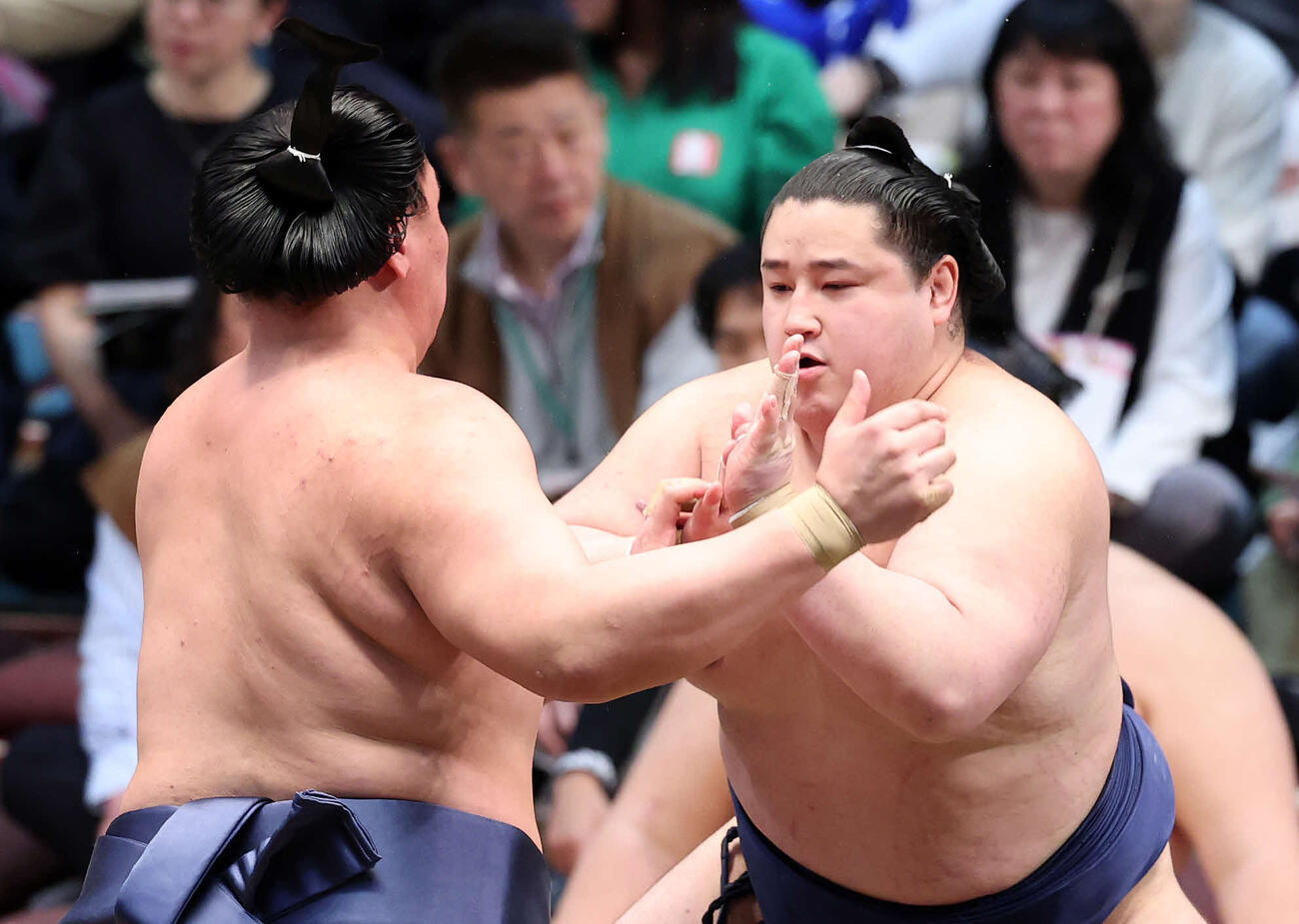 義之富士（左）を攻める若ノ勝（撮影・鈴木正人）　