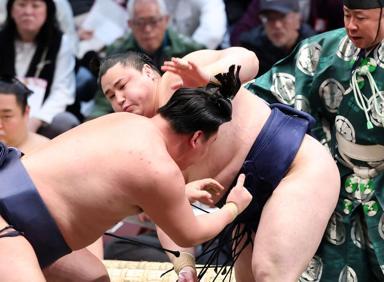 義之富士（左）を攻める若ノ勝（撮影・鈴木正人）　