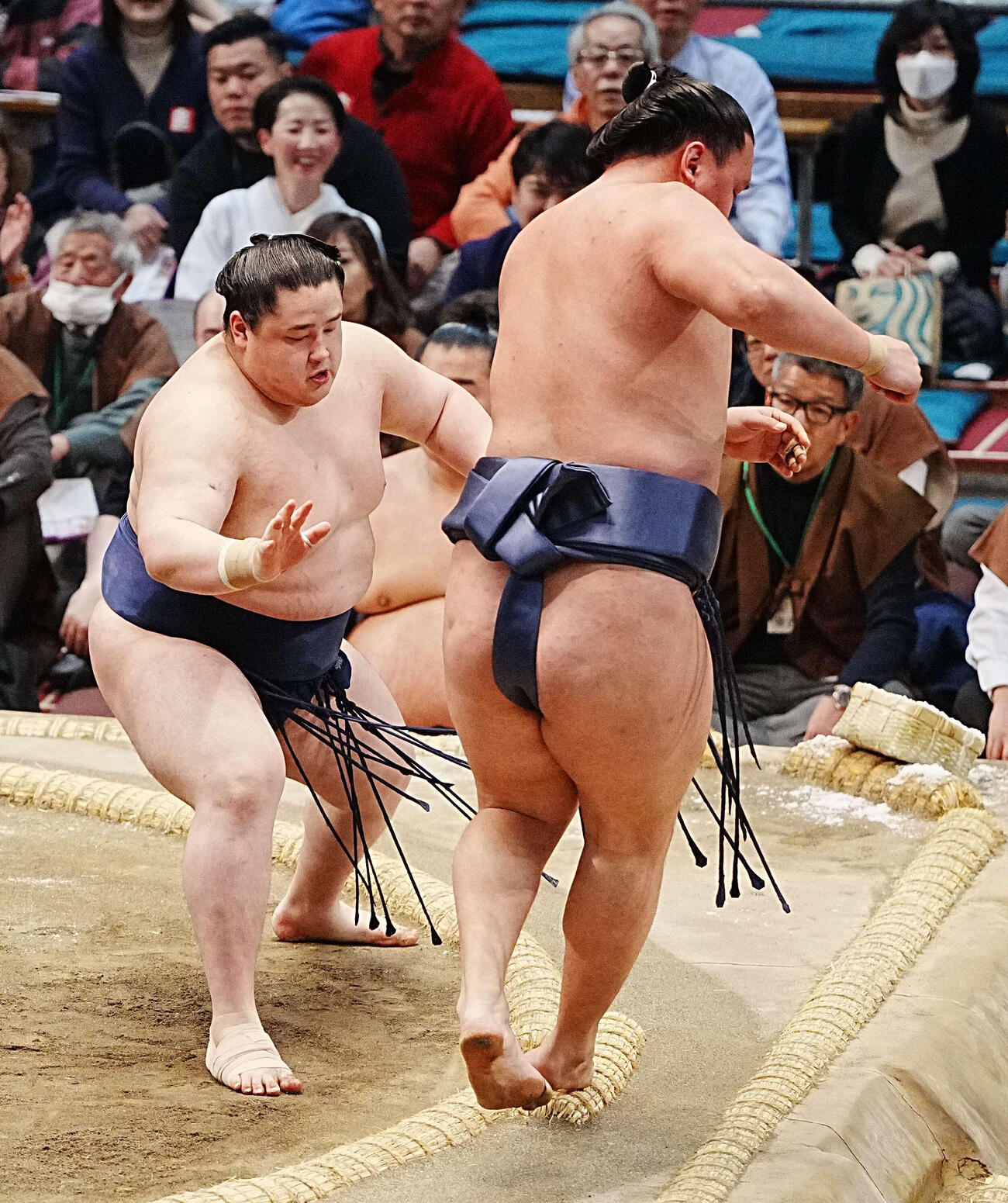若ノ勝（左）は押し出しで寿之富士を下す（撮影・小沢裕）