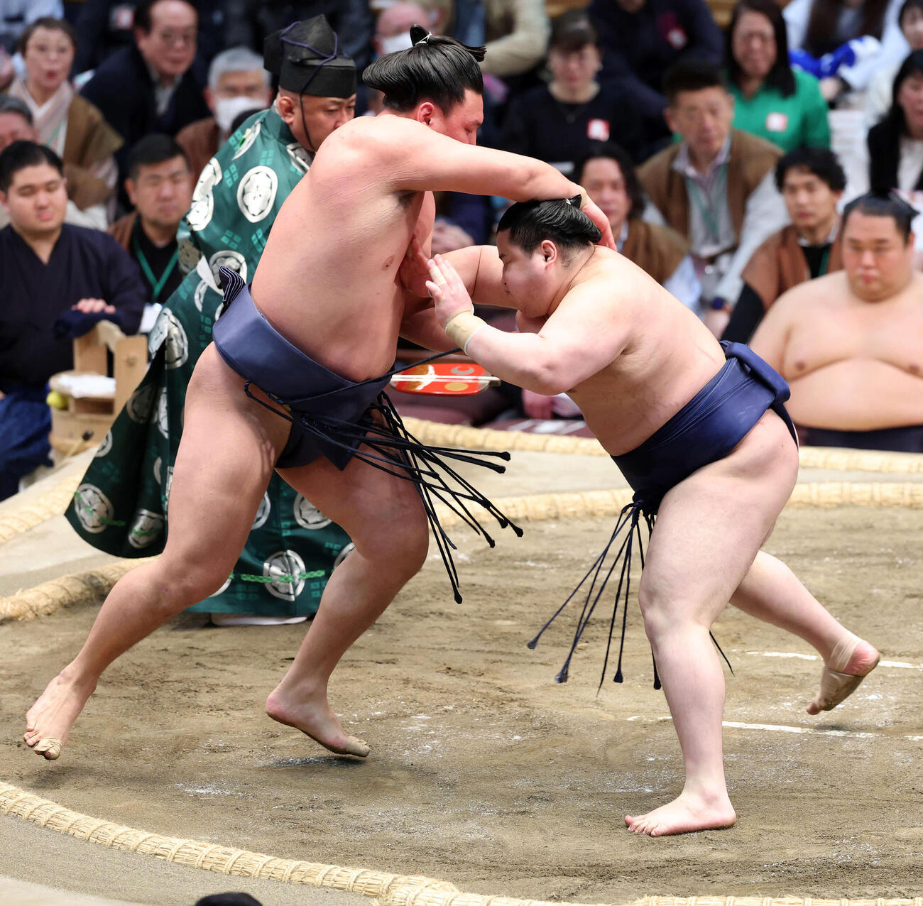 義之富士（左）を攻める若ノ勝（撮影・鈴木正人）　