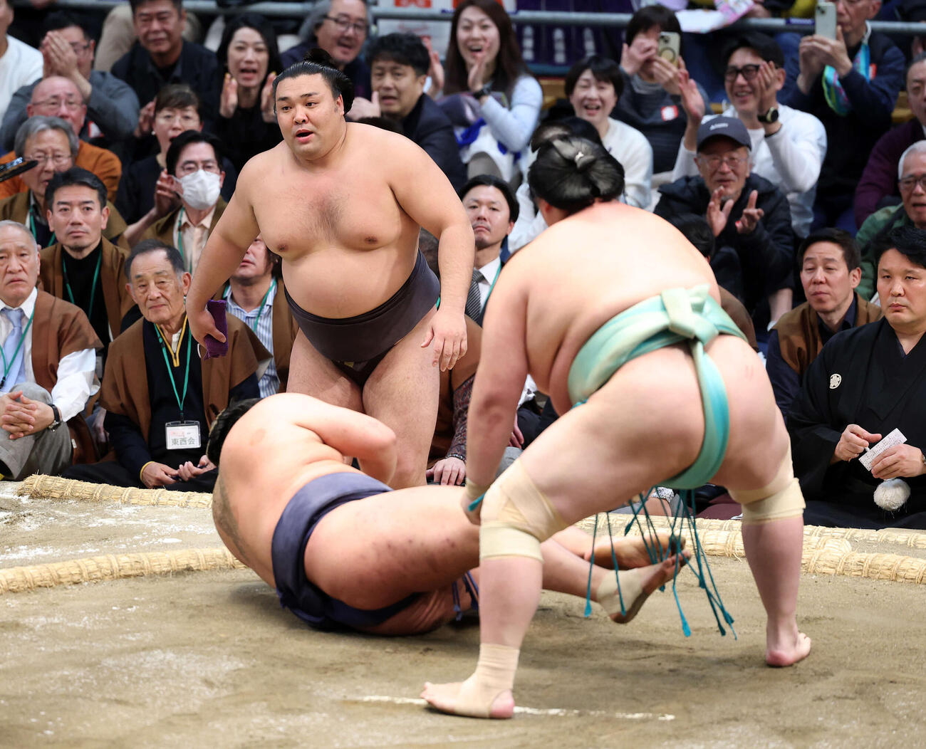 豊昇龍（中央）が琴桜に外掛けで敗れ霧島が優勝（撮影・鈴木正人）　