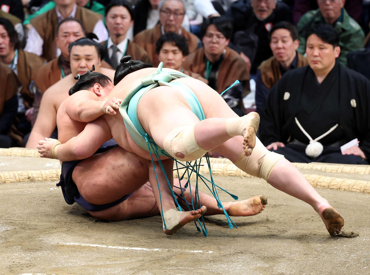 豊昇龍（左）を外掛けで破る琴桜（撮影・鈴木正人）　