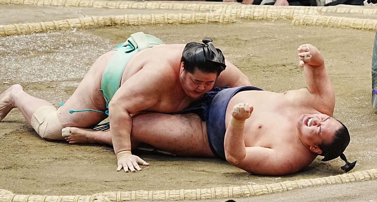 豊昇龍（右）は外掛けで琴桜に敗れる（撮影・小沢裕）
