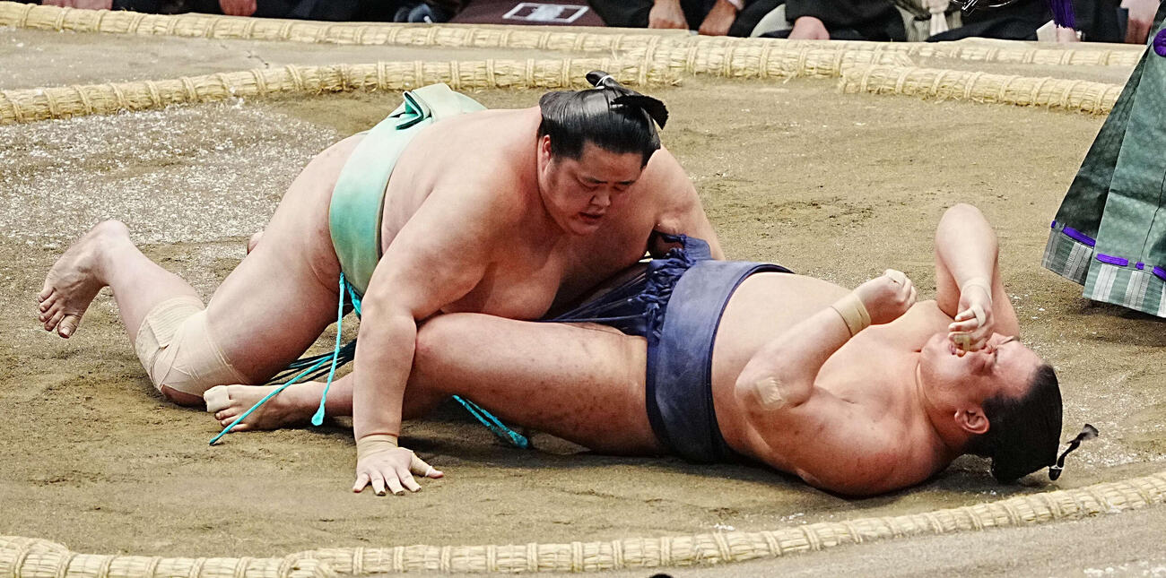 豊昇龍（右）は外掛けで琴桜に敗れ天を仰ぐ（撮影・小沢裕）