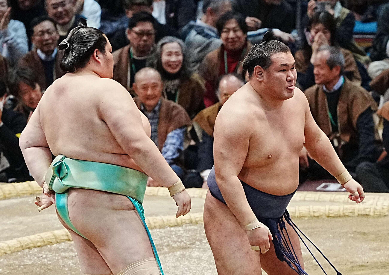 豊昇龍（右）は外掛けで琴桜に敗れ悔しそうに舌を出す（撮影・小沢裕）