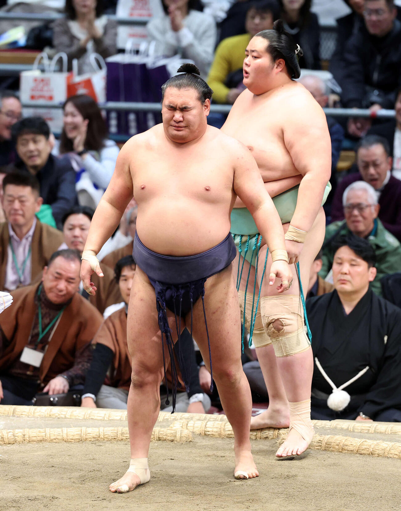 琴桜（右）に外掛けで敗れ豊昇龍（撮影・鈴木正人）　
