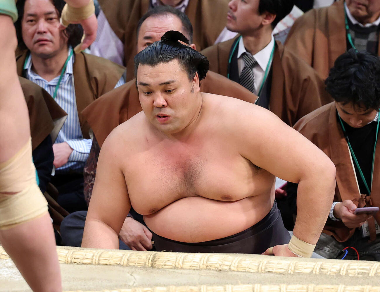 安青錦に下手投げで敗れた霧島（撮影・鈴木正人）　