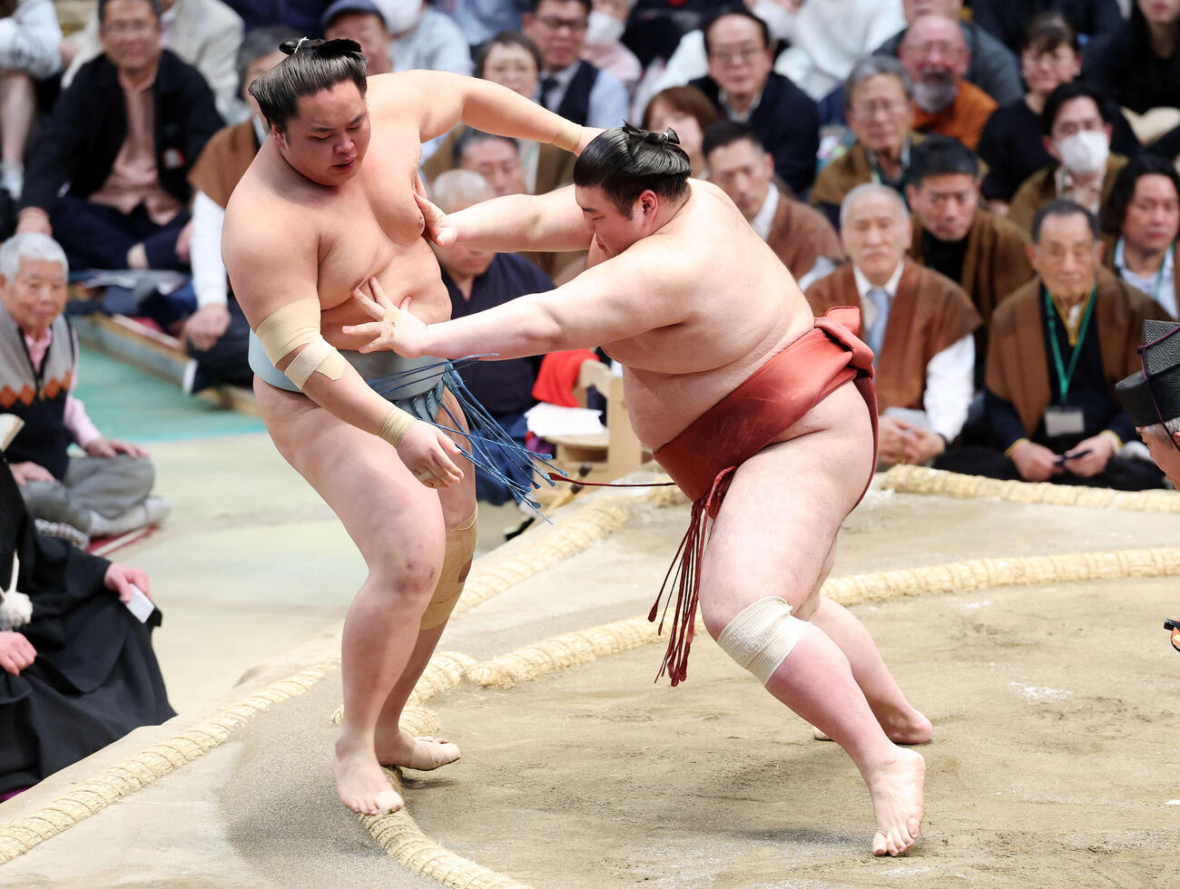 琴勝峰（左）を押し出しで破る熱海富士（撮影・鈴木正人）　