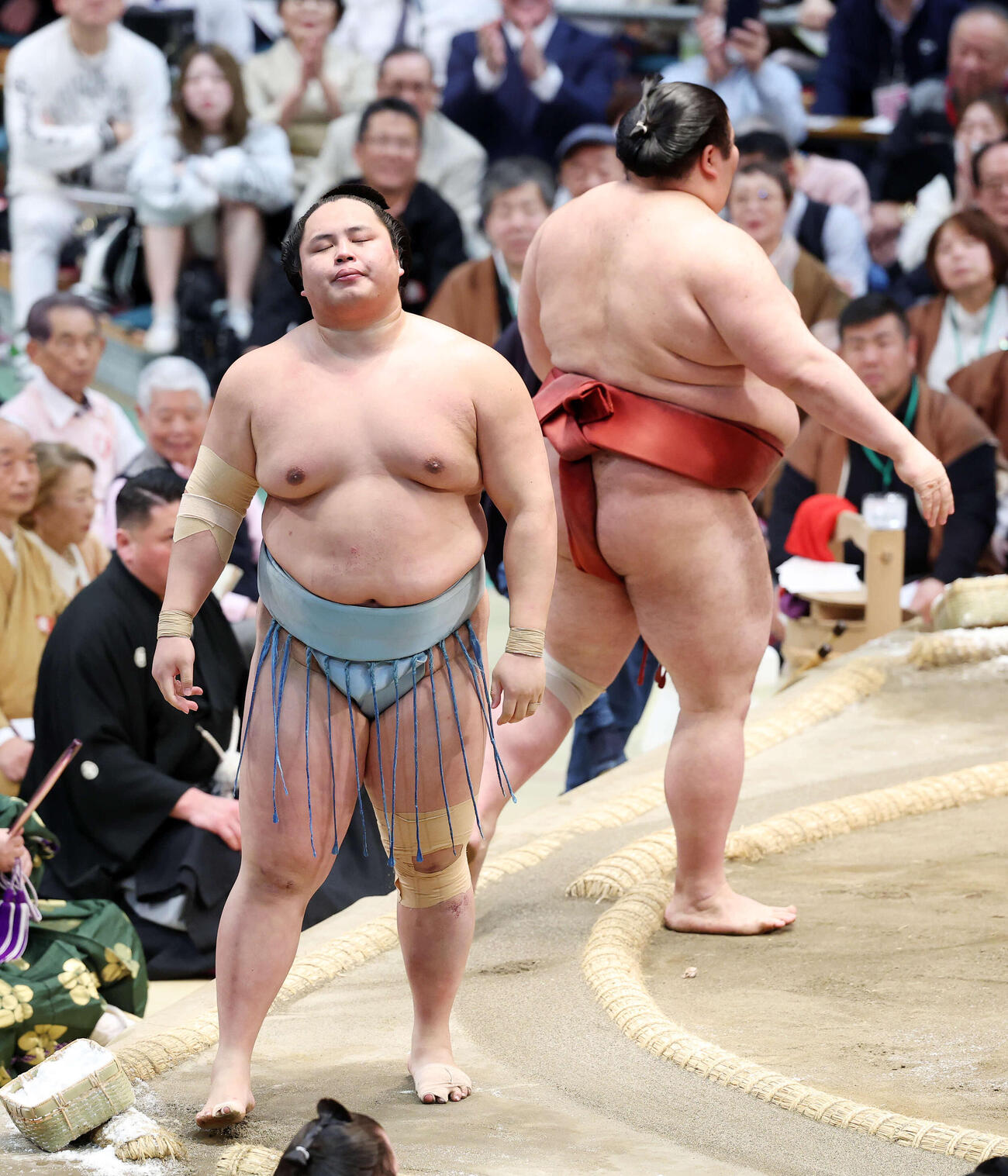 熱海富士（右）に押し出しで敗れた琴勝峰（撮影・鈴木正人）　