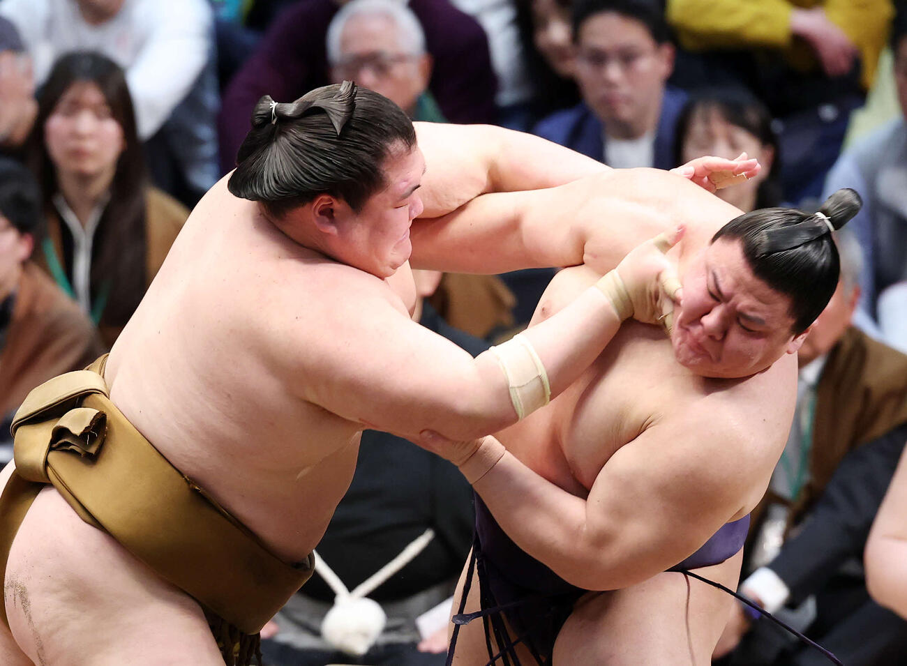 義ノ富士（右）を攻める王鵬（撮影・鈴木正人）　