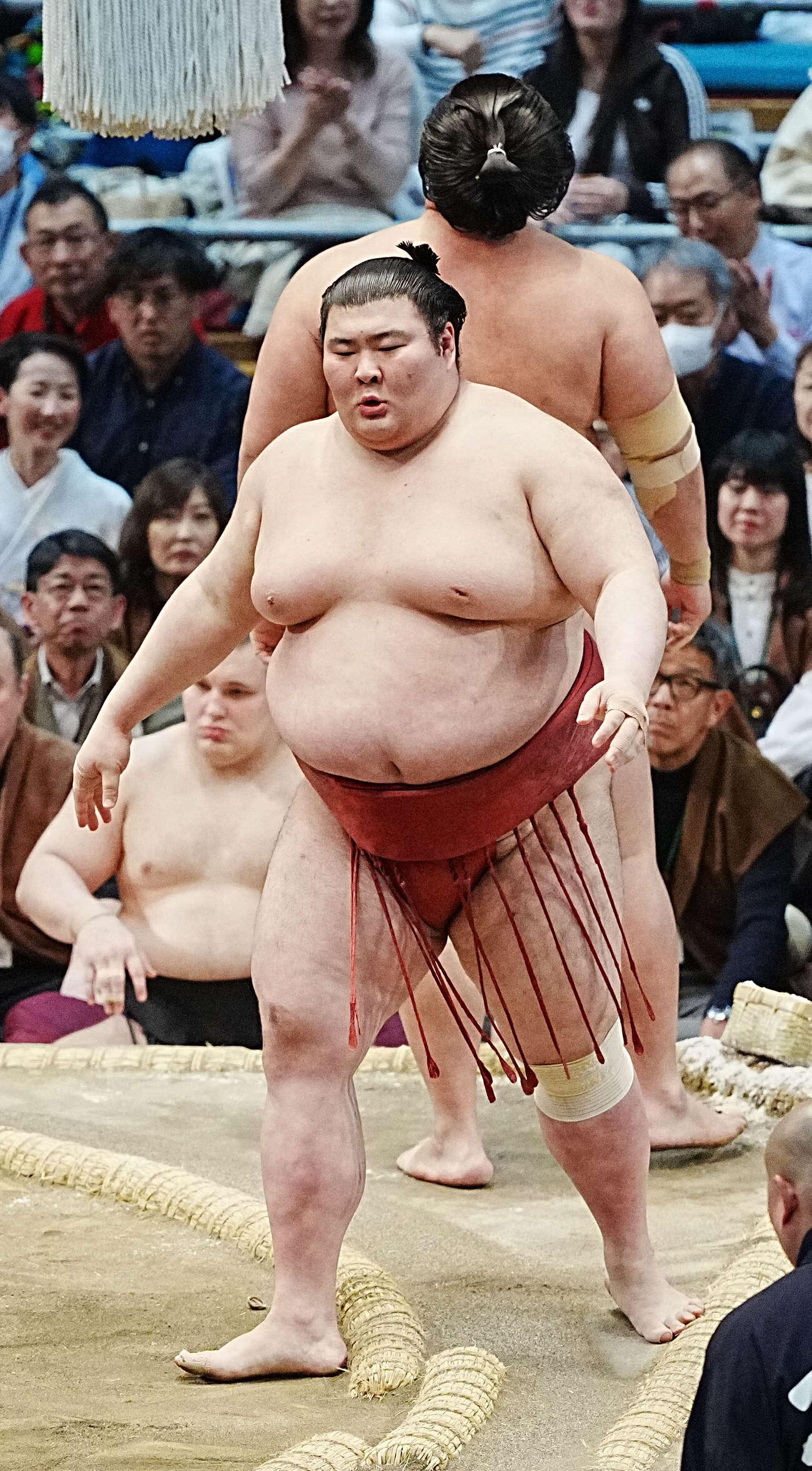 熱海富士（左）は琴勝峰を押し出しで下す（撮影・小沢裕）