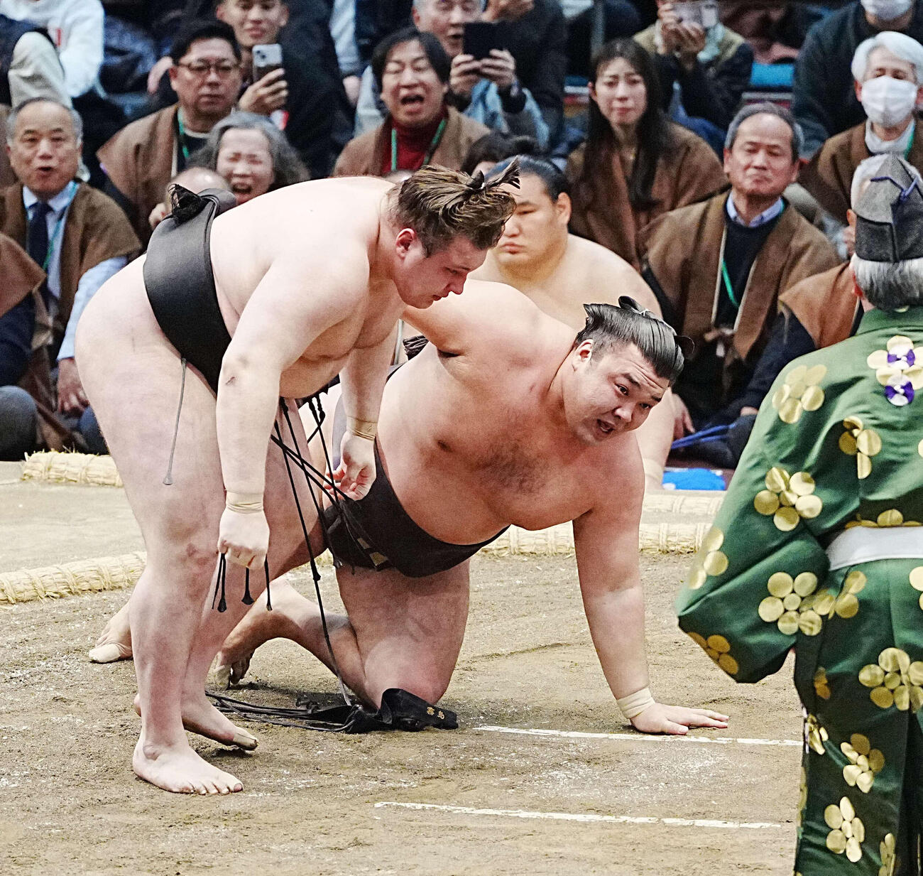 霧島は安青錦（左）に下手投げで敗れる（撮影・小沢裕）