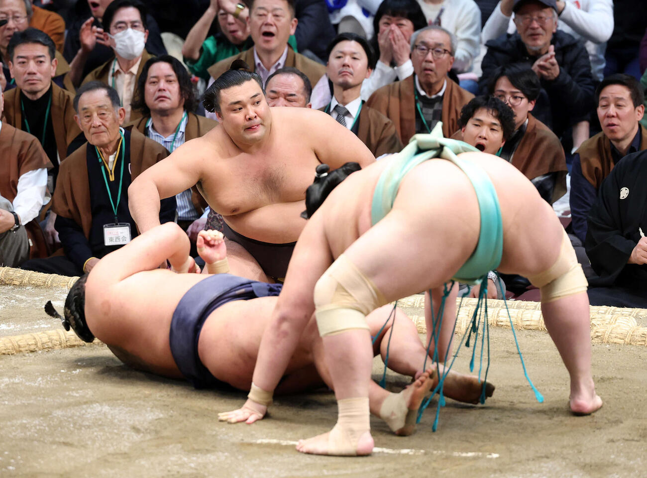 豊昇龍（下）が琴桜に外掛けで敗れ霧島が優勝（撮影・鈴木正人）　