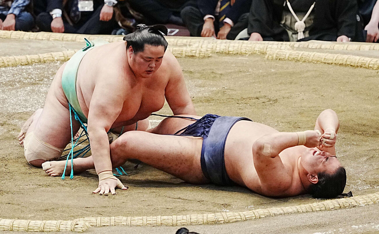 豊昇龍（右）は外掛けで琴桜に敗れ天を仰ぐ（撮影・小沢裕）
