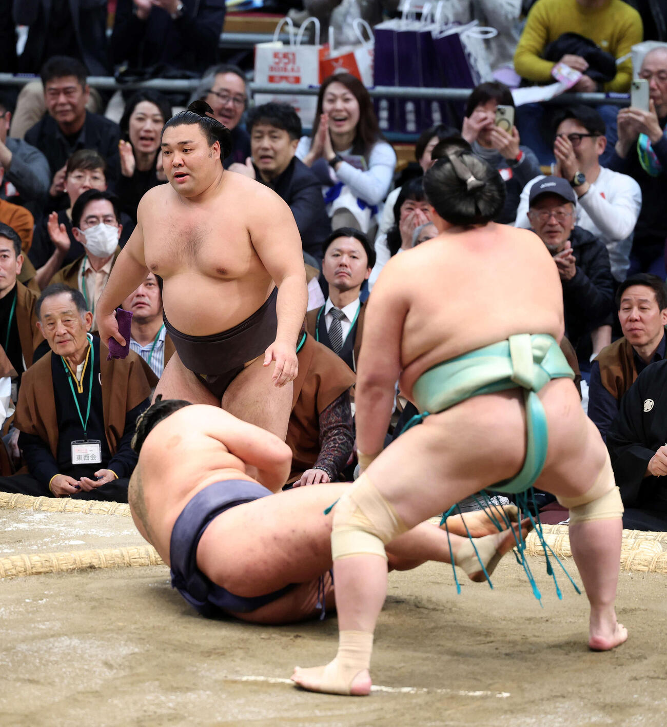 豊昇龍（中央）が琴桜に外掛けで敗れ霧島が優勝（撮影・鈴木正人）　