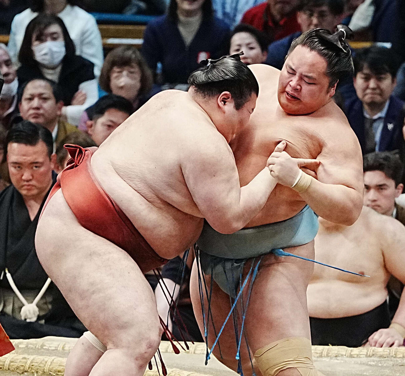 琴勝峰（右）は熱海富士に押し出しで敗れる（撮影・小沢裕）