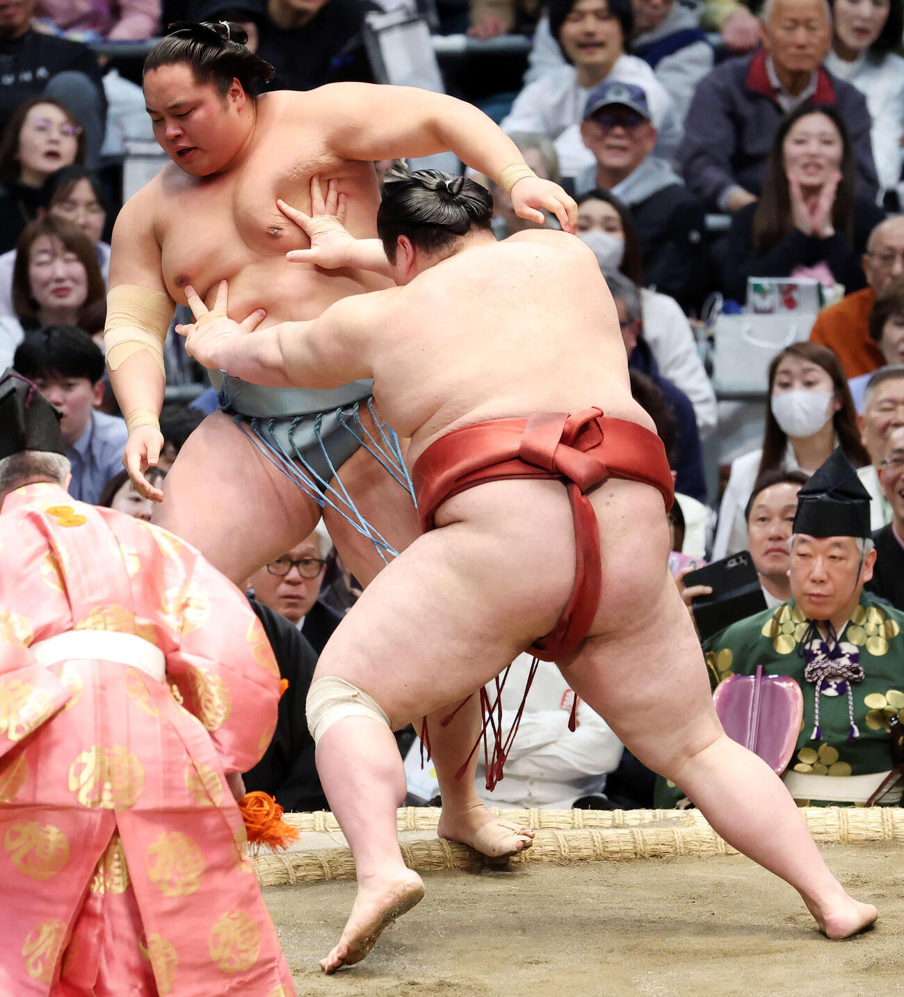 熱海富士（右）に押し出しで敗れる琴勝峰