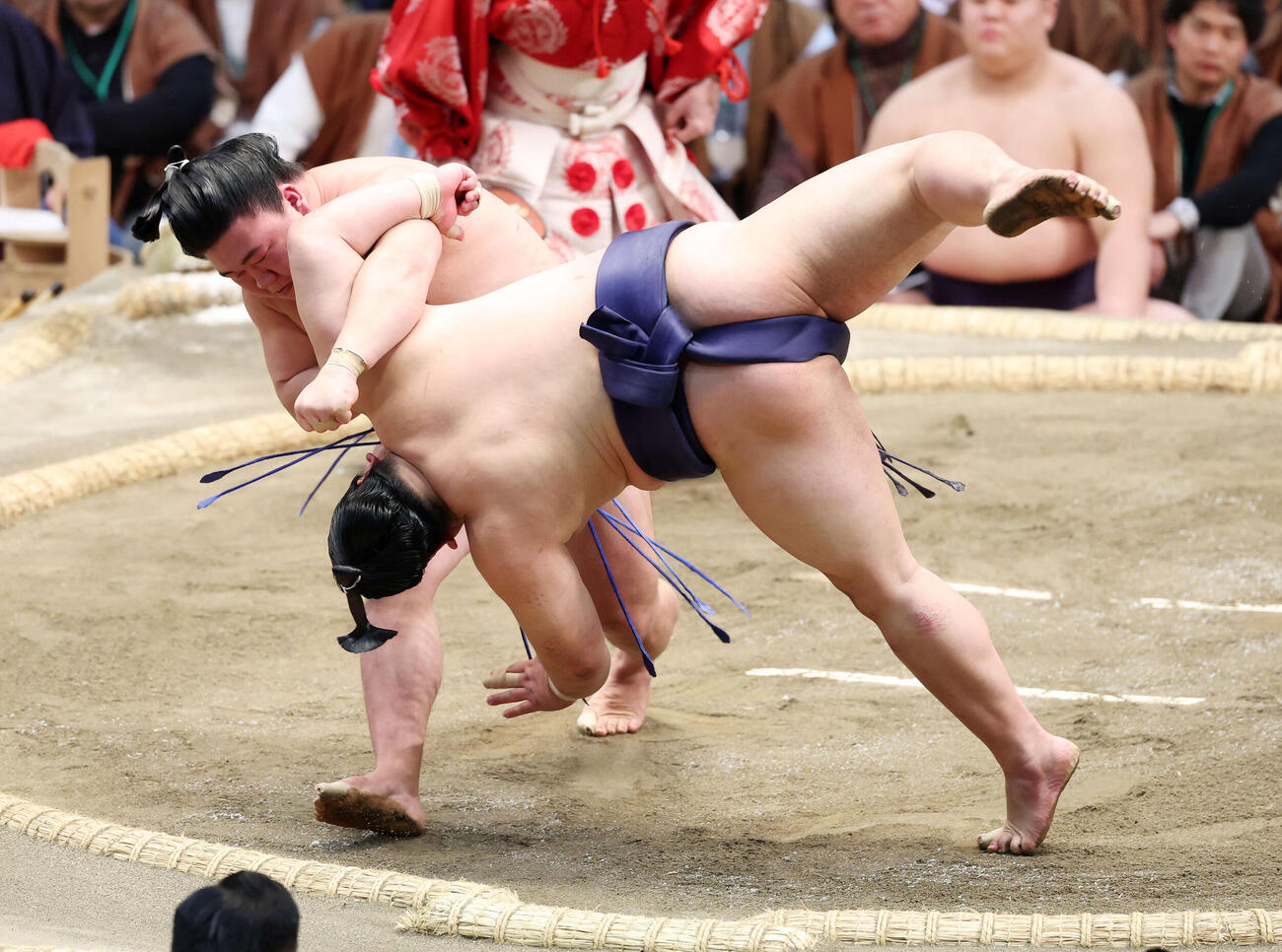 平戸海（右）をすくい投げで破る藤ノ川（撮影・鈴木正人）　