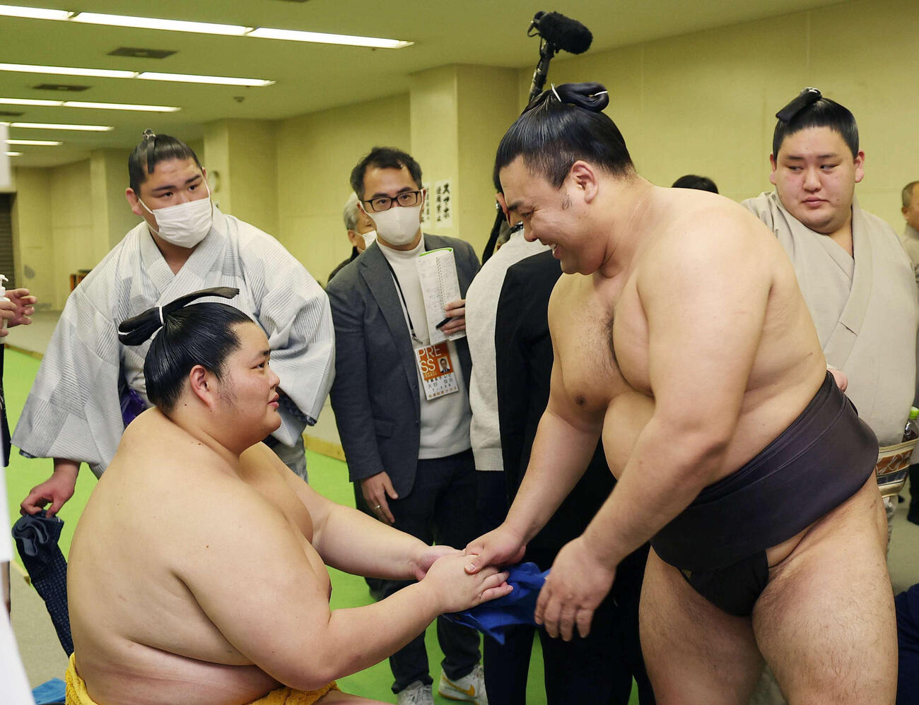 支度部屋で琴桜（左）から祝福を受ける霧島
