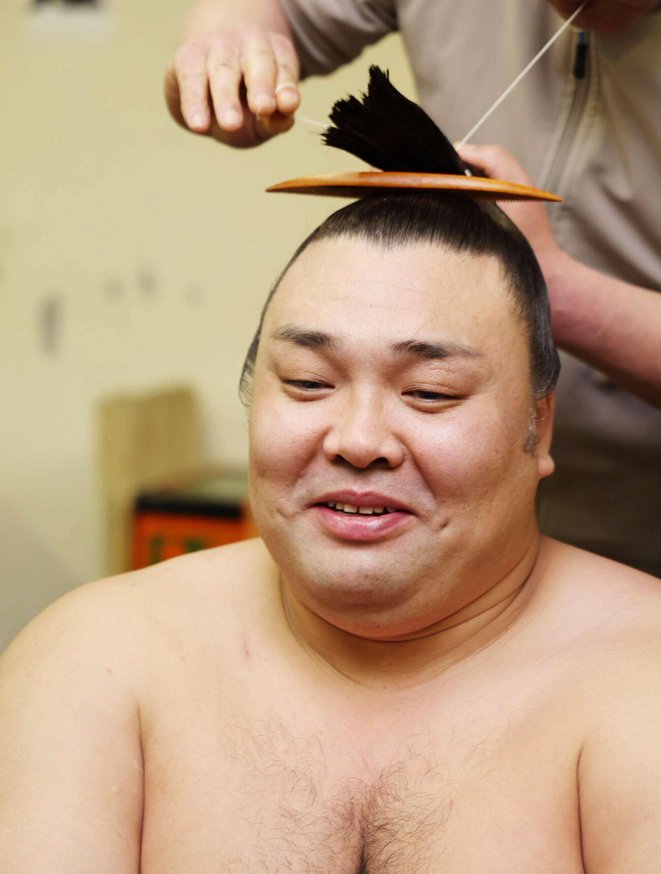 支度部屋で笑顔を見せる霧島