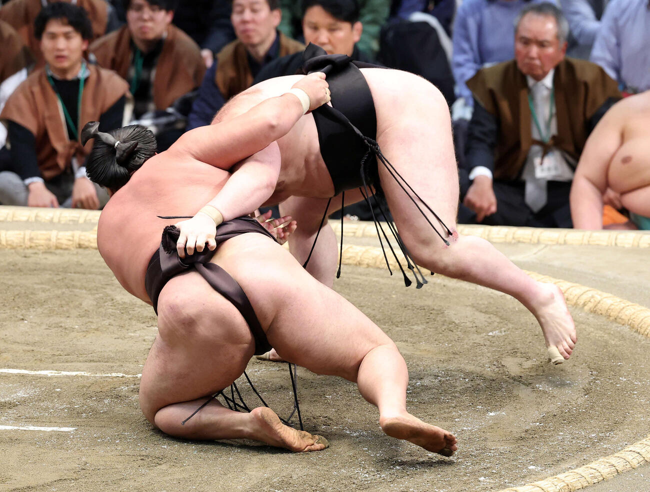 霧島（左）を下手投げで破る安青錦（撮影・鈴木正人）　
