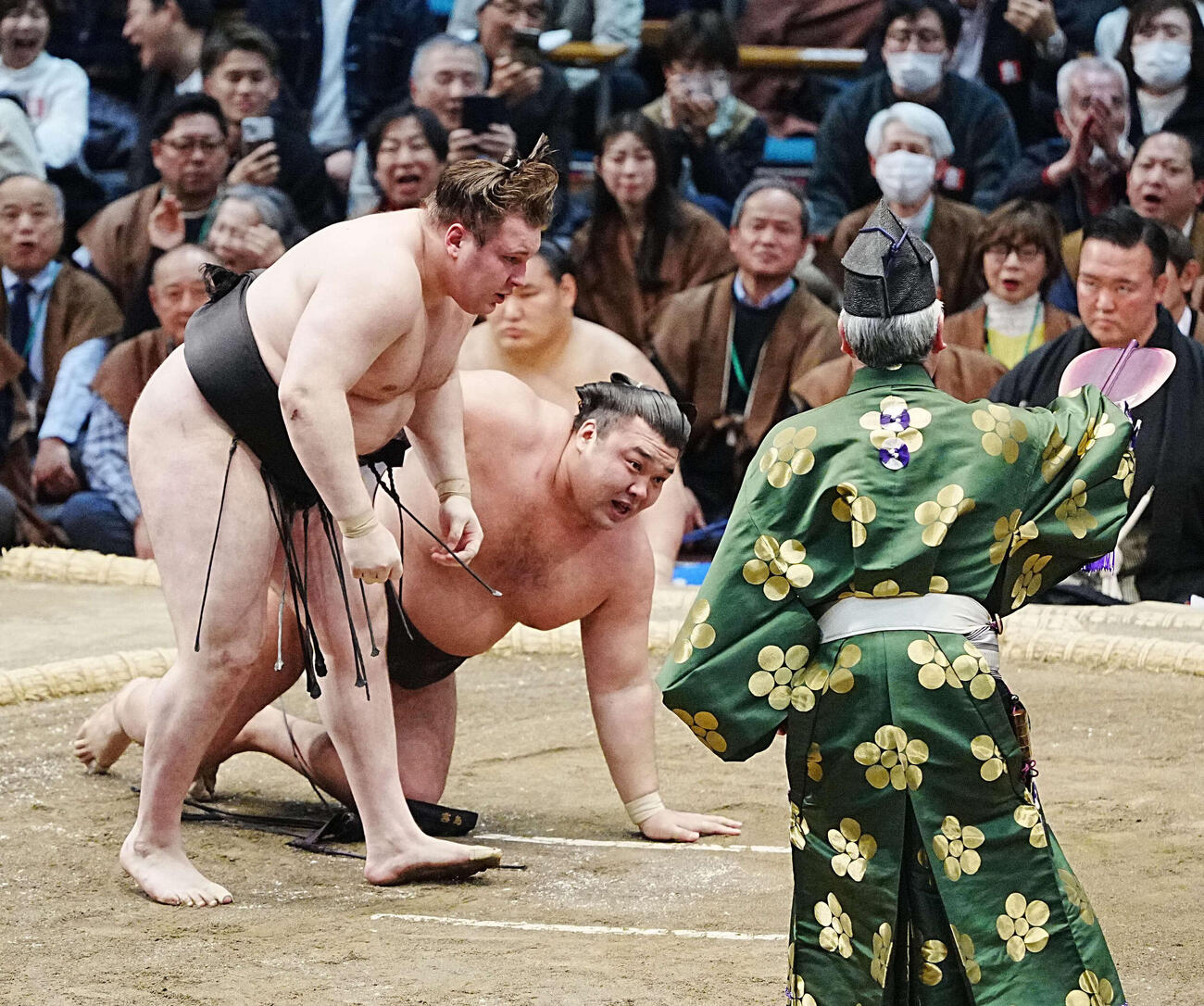 霧島は安青錦（左）に下手投げで敗れる（撮影・小沢裕）