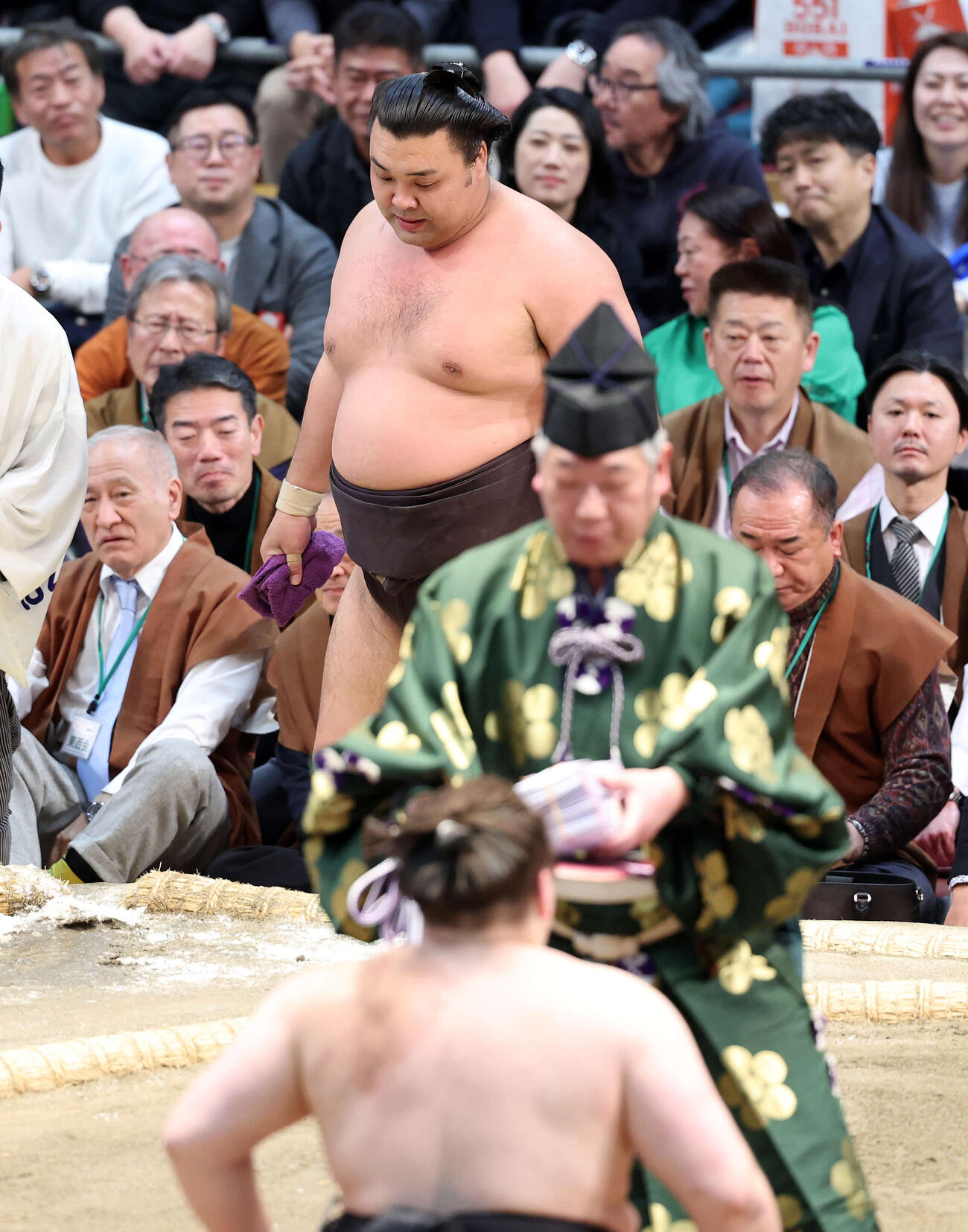 安青錦（手前）に下手投げで敗れた霧島（撮影・鈴木正人）　