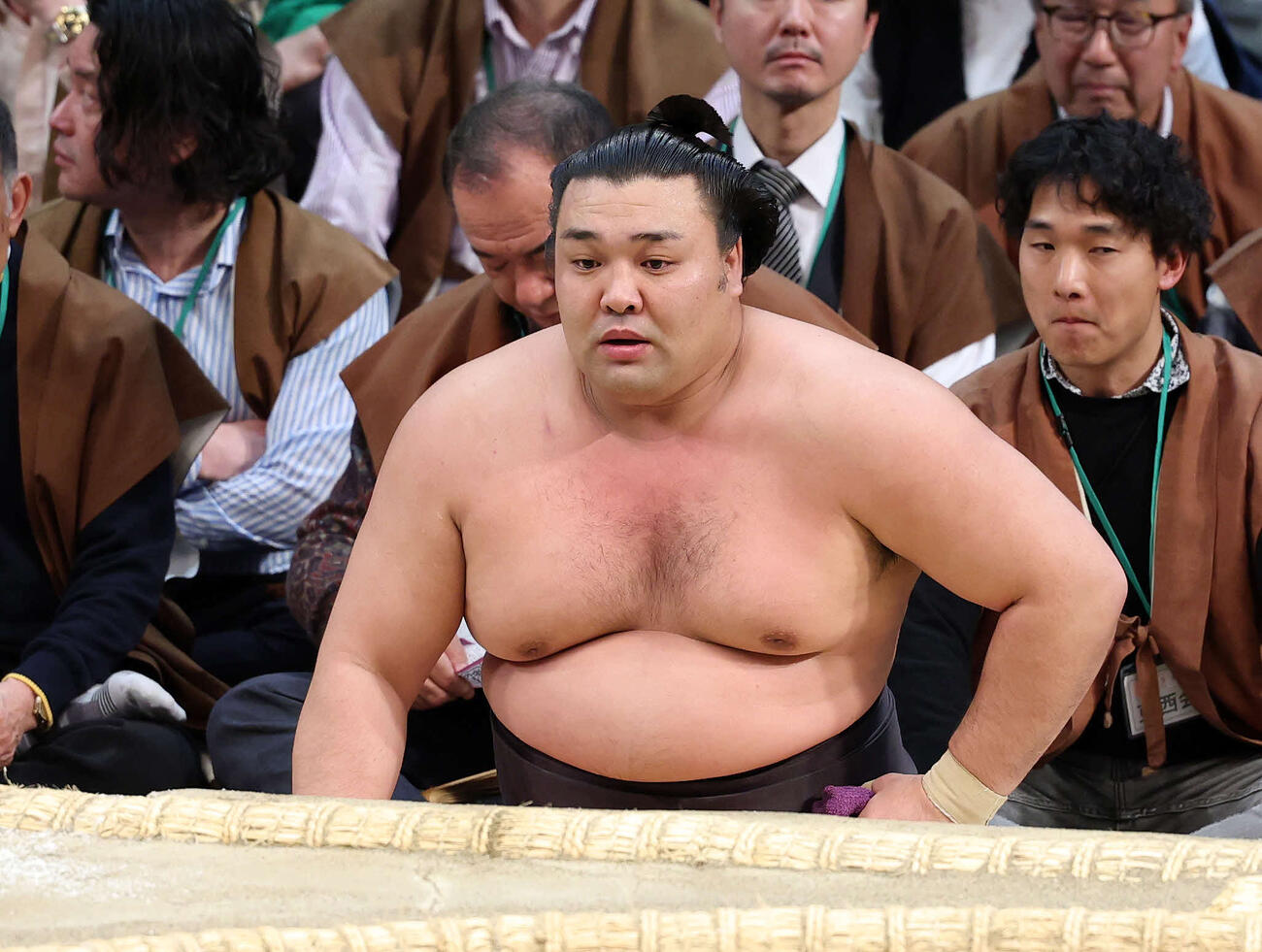 安青錦に下手投げで敗れた霧島（撮影・鈴木正人）　