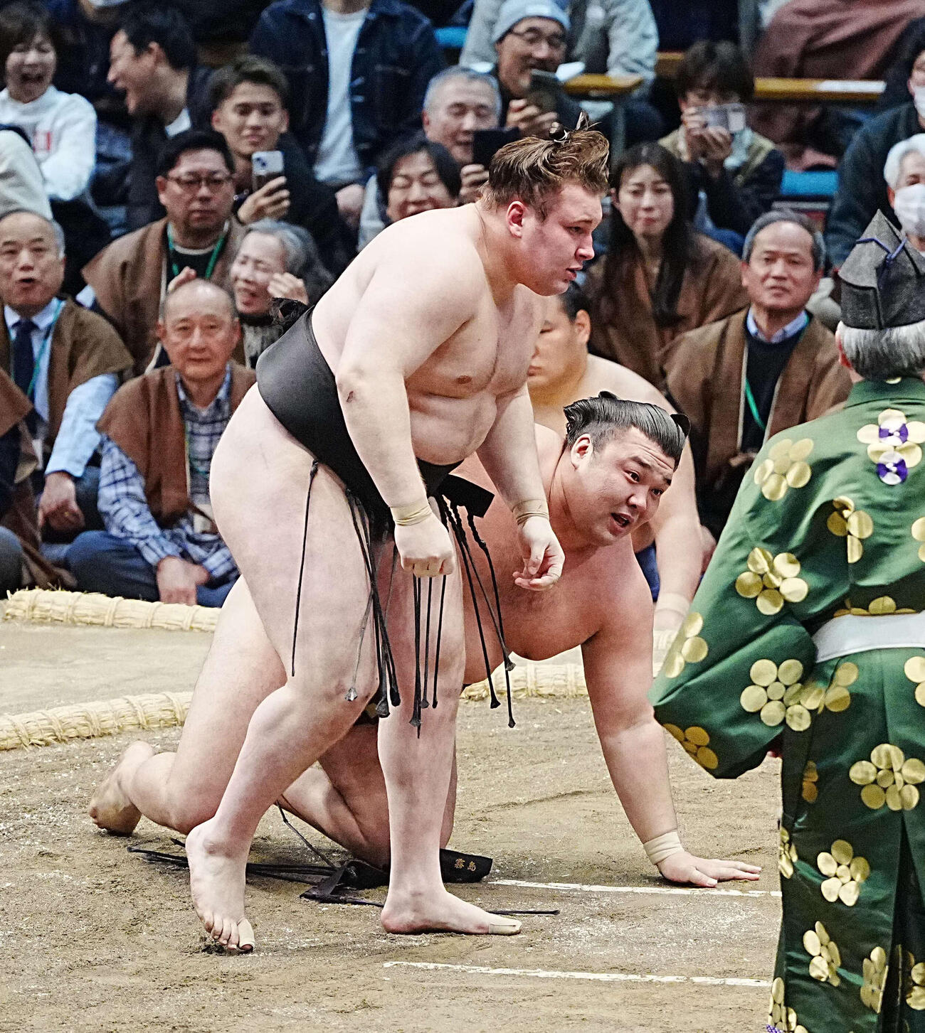霧島は安青錦（左）に下手投げで敗れる（撮影・小沢裕）
