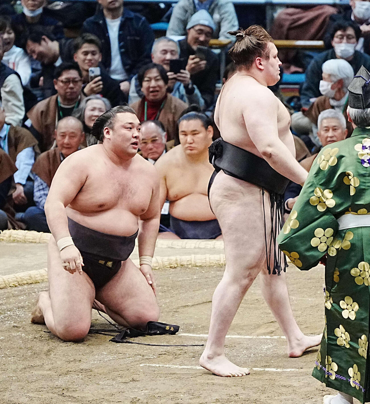 霧島は安青錦（右）に下手投げで敗れる（撮影・小沢裕）