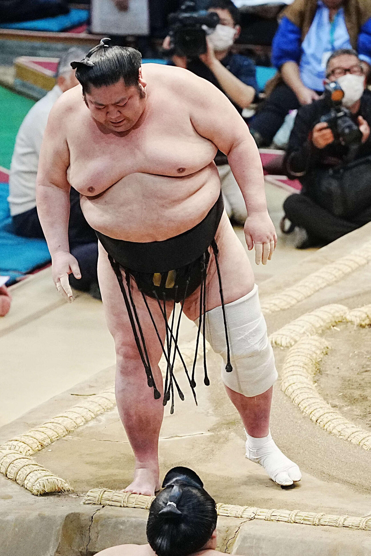 剣翔（左）は栃丸に突き出しで敗れ15戦全敗で春場所を終えた（撮影・小沢裕）