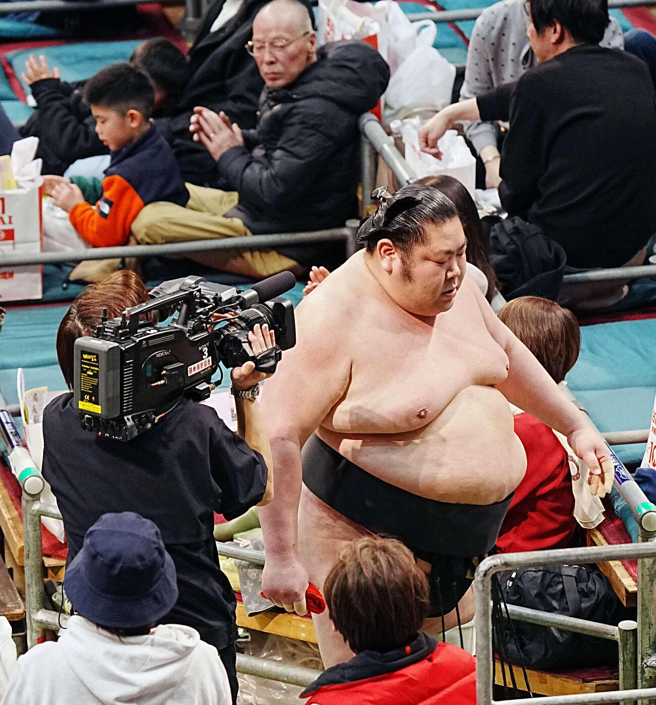 15戦全敗で春場所を終え花道を引き揚げる剣翔（撮影・小沢裕）