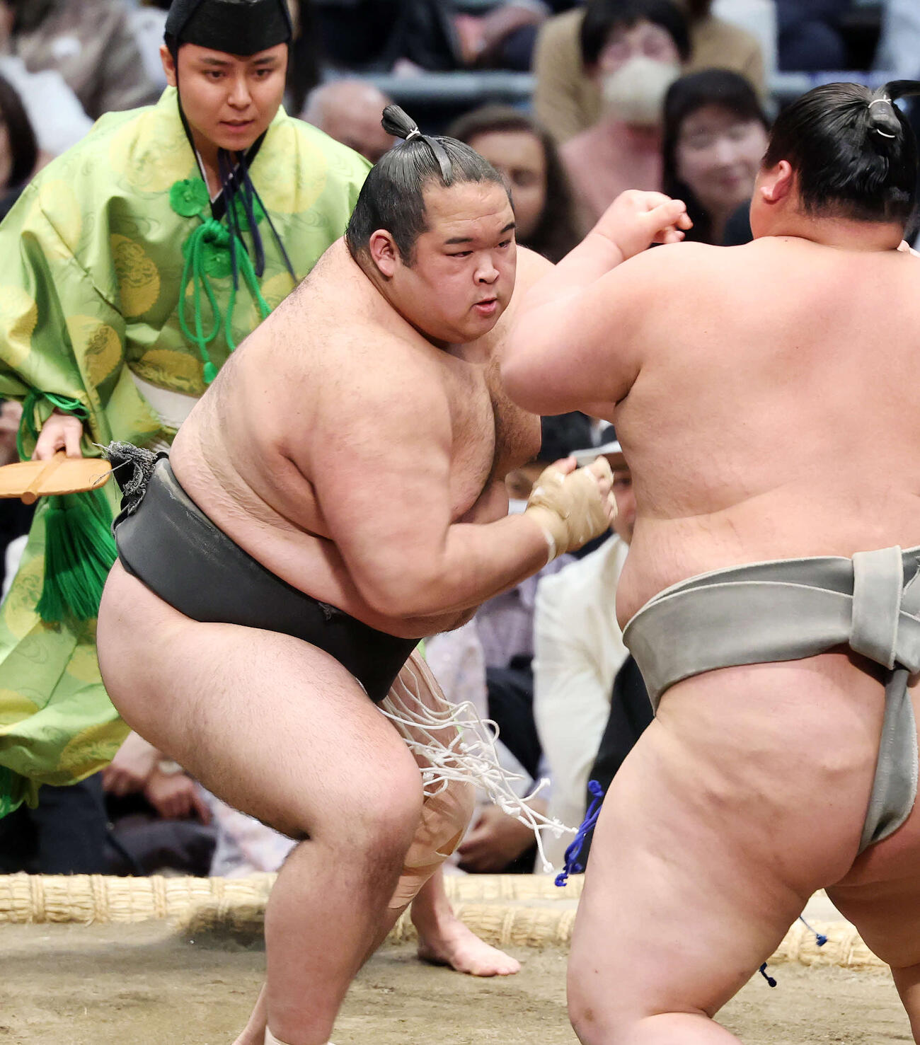 三段目優勝決定戦で豊雅将（右）を攻める生田目（撮影・鈴木正人）　
