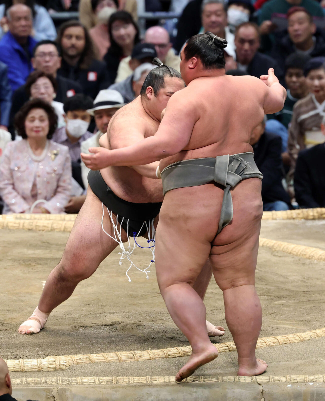 三段目優勝決定戦で豊雅将（右）を突き出しで破る生田目（撮影・鈴木正人）　