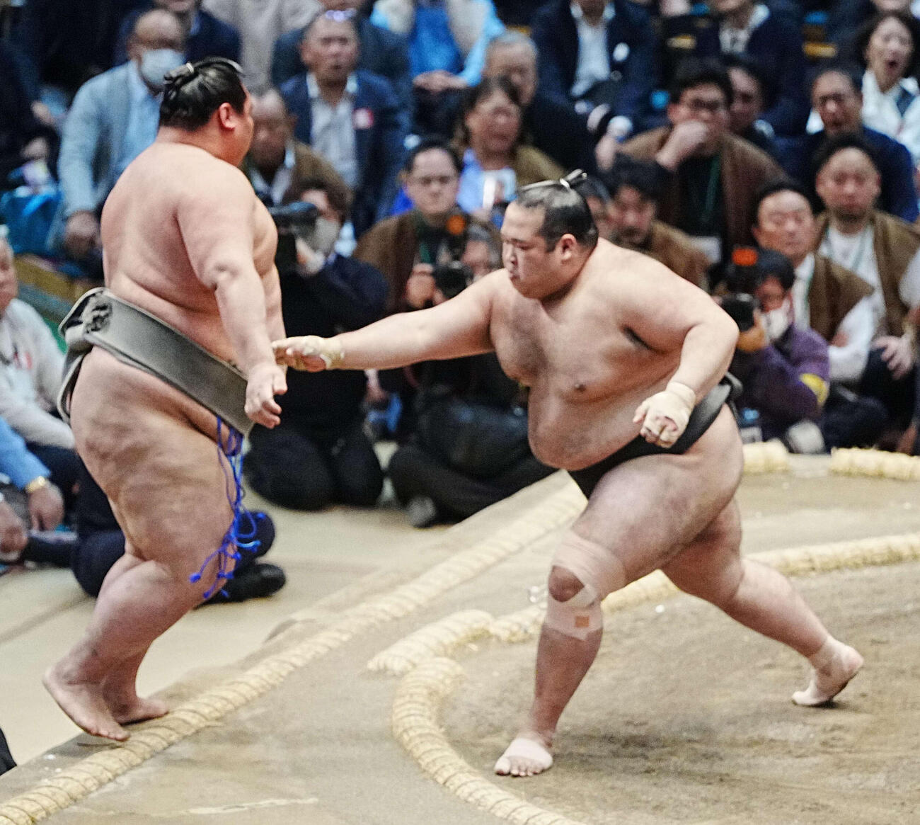 生田目は優勝決定戦で豊雅将（左）を突き押しで破り三段目優勝を決める（撮影・小沢裕）