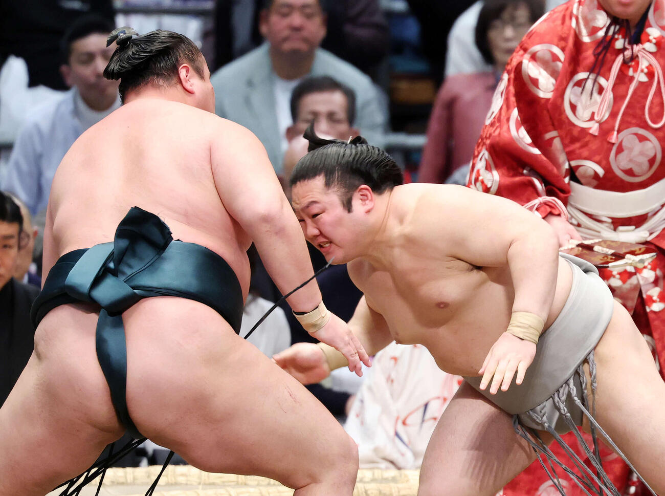 北の若（左）を攻める朝翠龍（撮影・鈴木正人）　