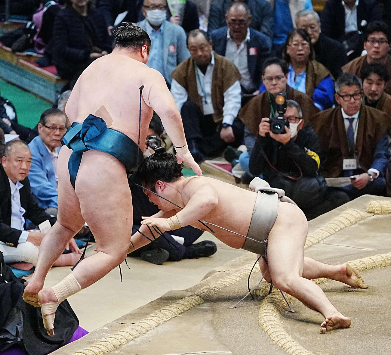 朝翠龍（右）は北の若を寄り切りで下す（撮影・小沢裕）