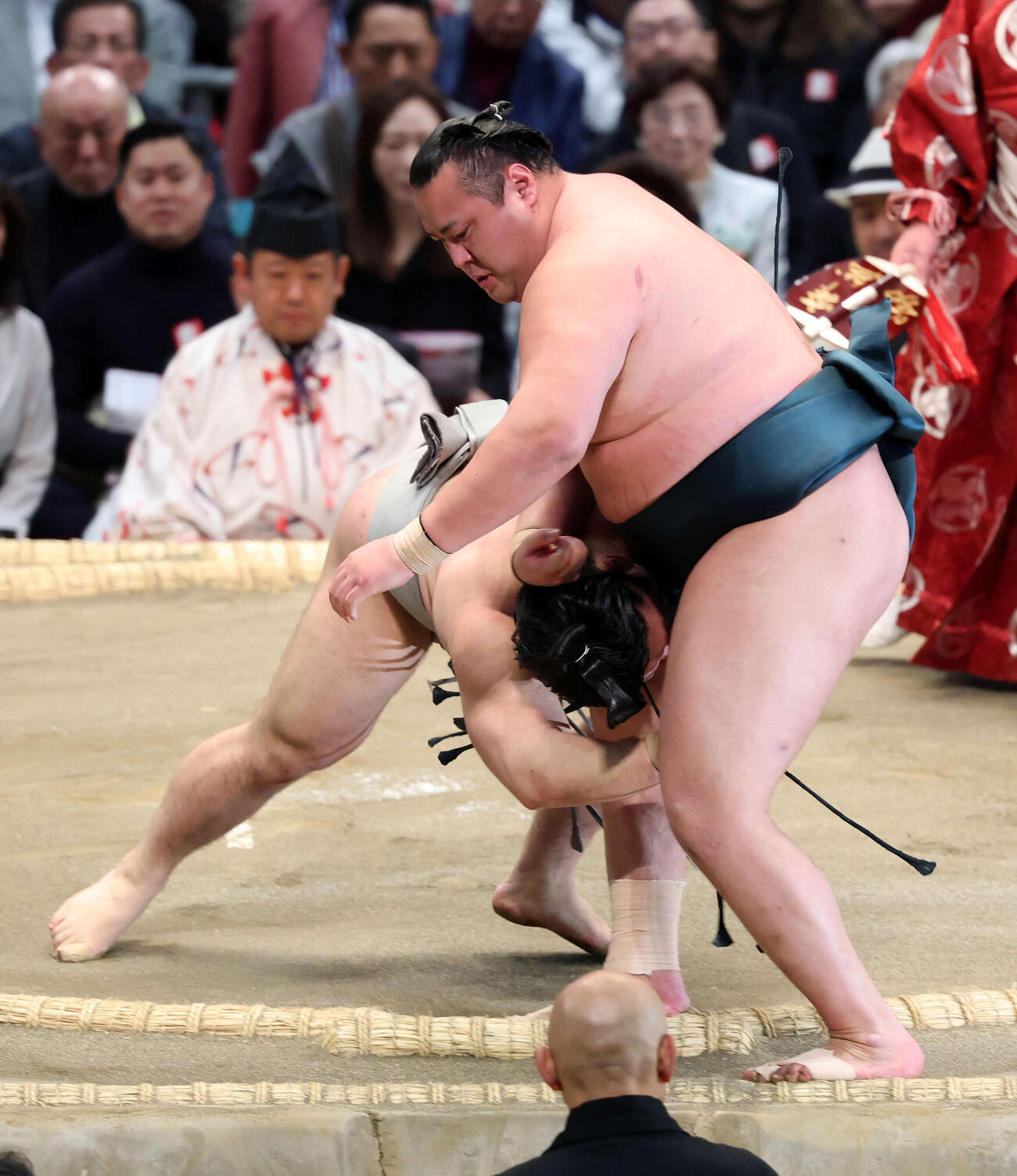 北の若（右）寄り切りで破る朝翠龍（撮影・鈴木正人）　