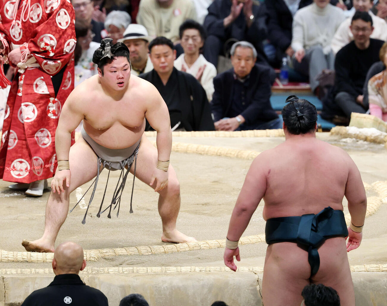 北の若（右）寄り切りで破った朝翠龍（撮影・鈴木正人）　