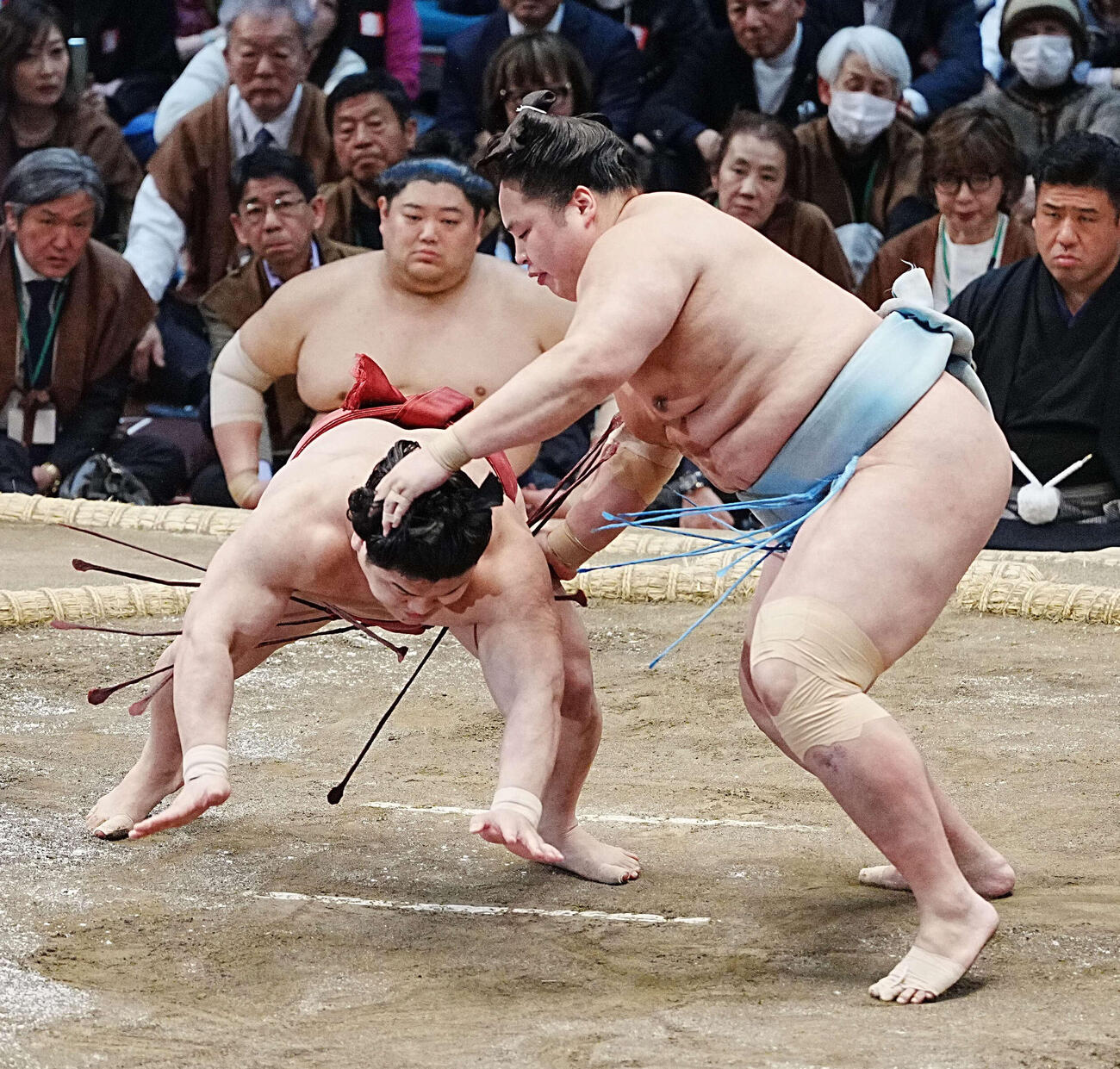 琴勝峰（右）は朝紅龍を突き落としで下す（撮影・小沢裕）