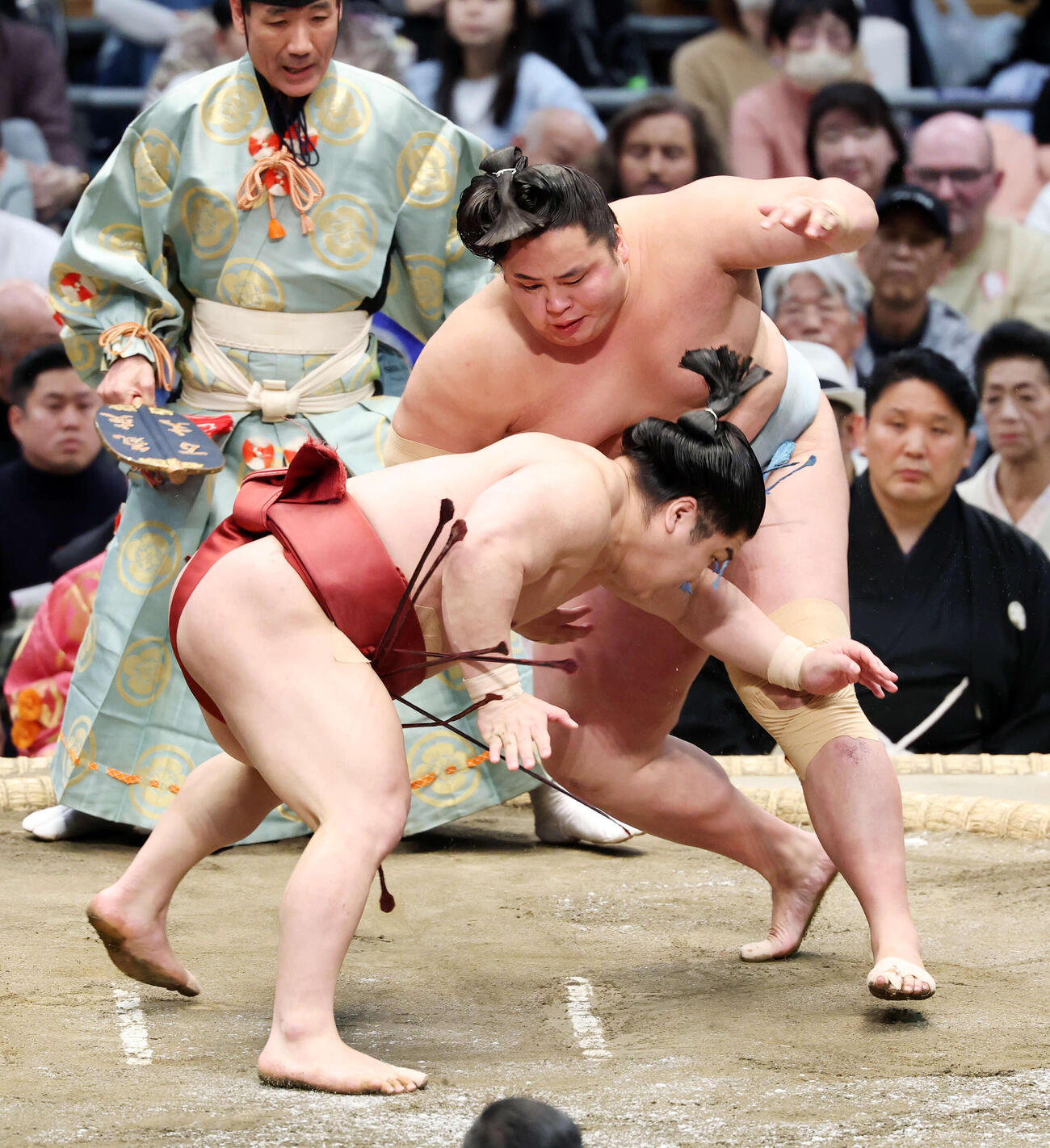 朝紅龍（手前）を突き落としで破る琴勝峰（撮影・鈴木正人）　