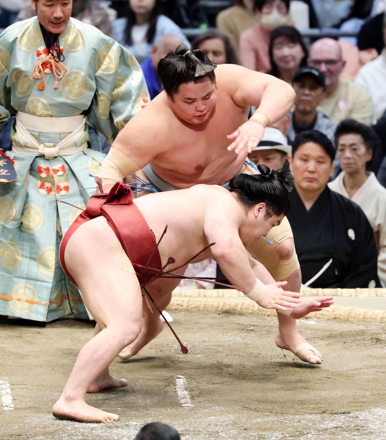 朝紅龍（手前）を突き落としで破る琴勝峰（撮影・鈴木正人）　