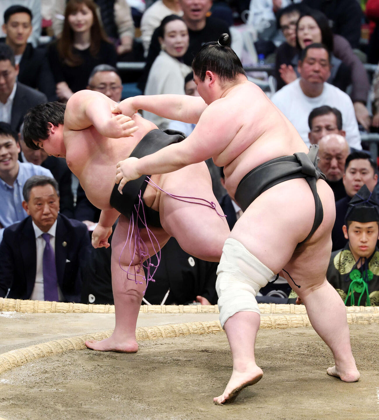 序の口優勝決定戦で翔盛（左）を押し出しで破る阿龍（撮影・鈴木正人）　