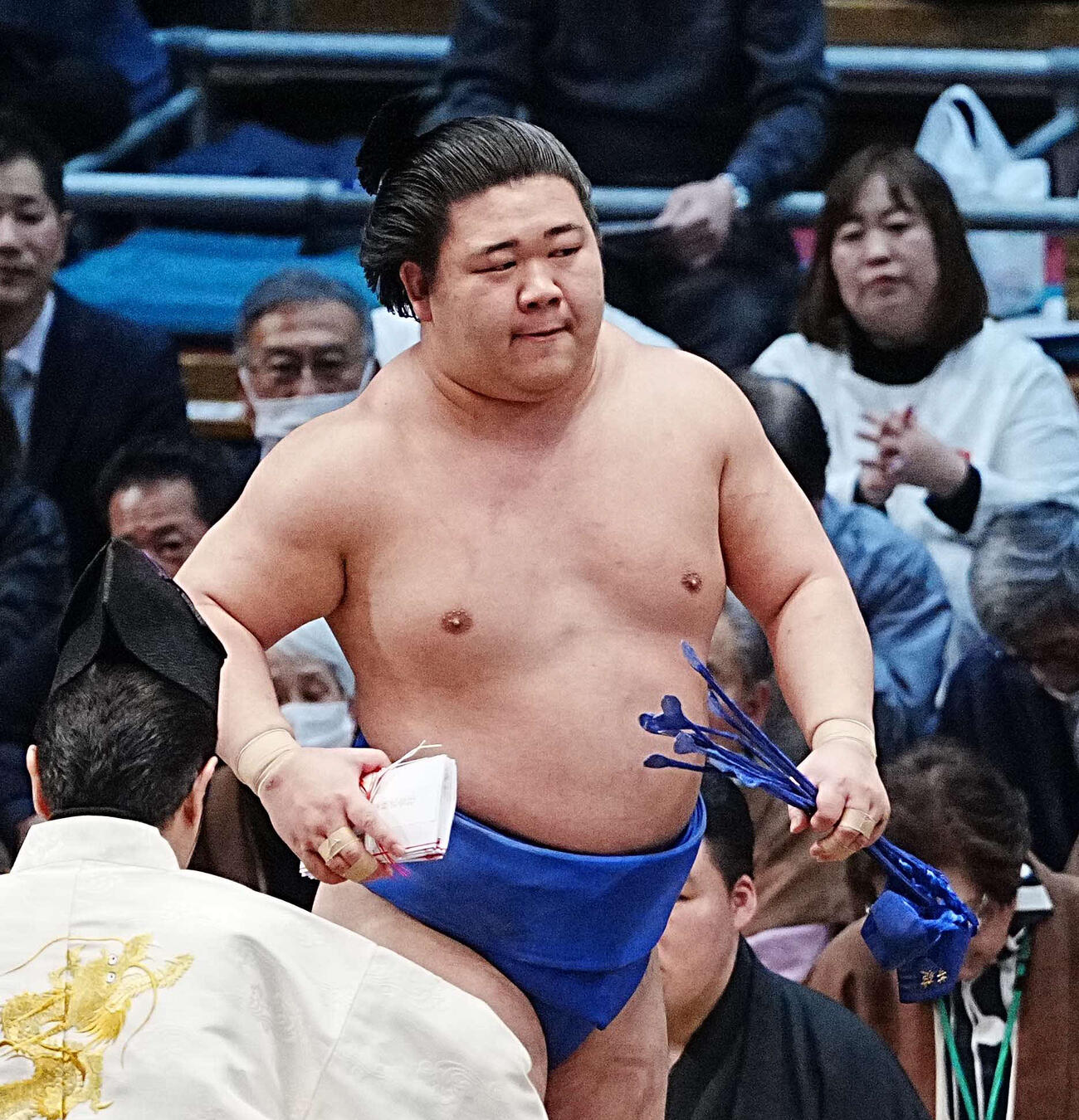 懸賞を手にする藤ノ川（撮影・小沢裕）
