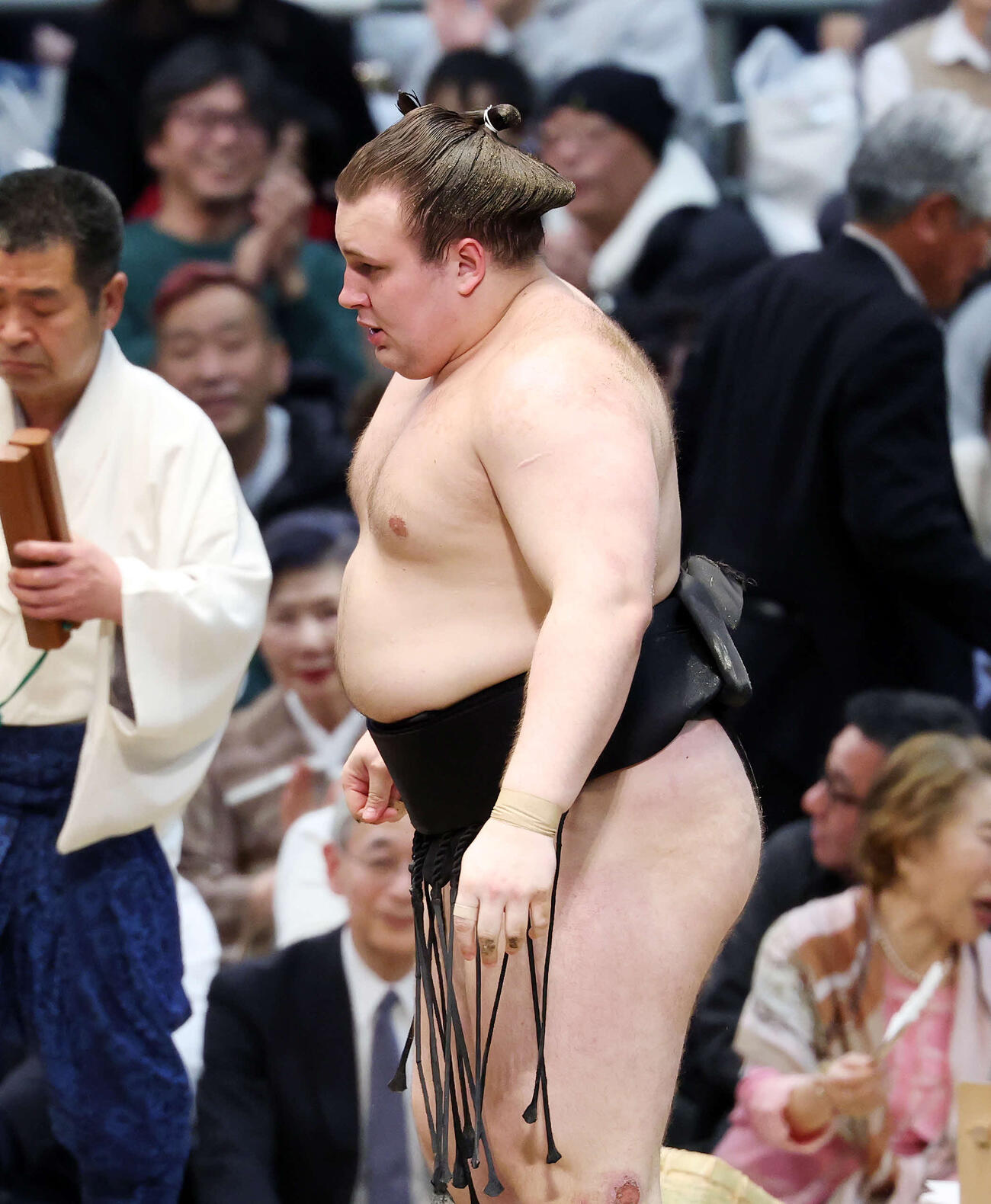 豊昇龍に掛け投げで敗れた安青錦（撮影・鈴木正人）　