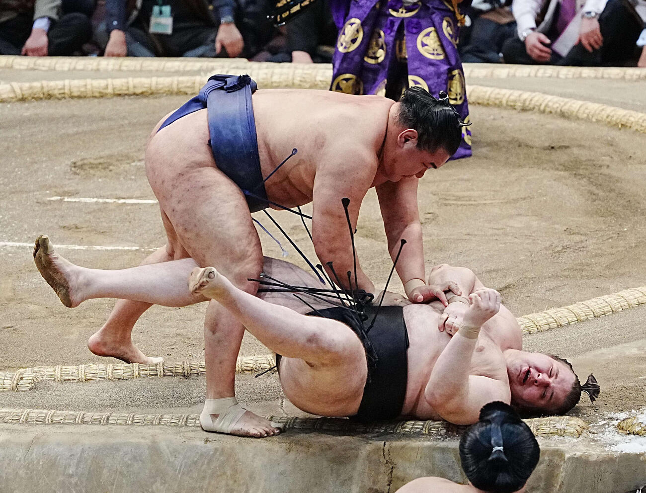 安青錦（下）は掛け投げで豊昇龍に敗れ来場所の角番が決まった（撮影・小沢裕）
