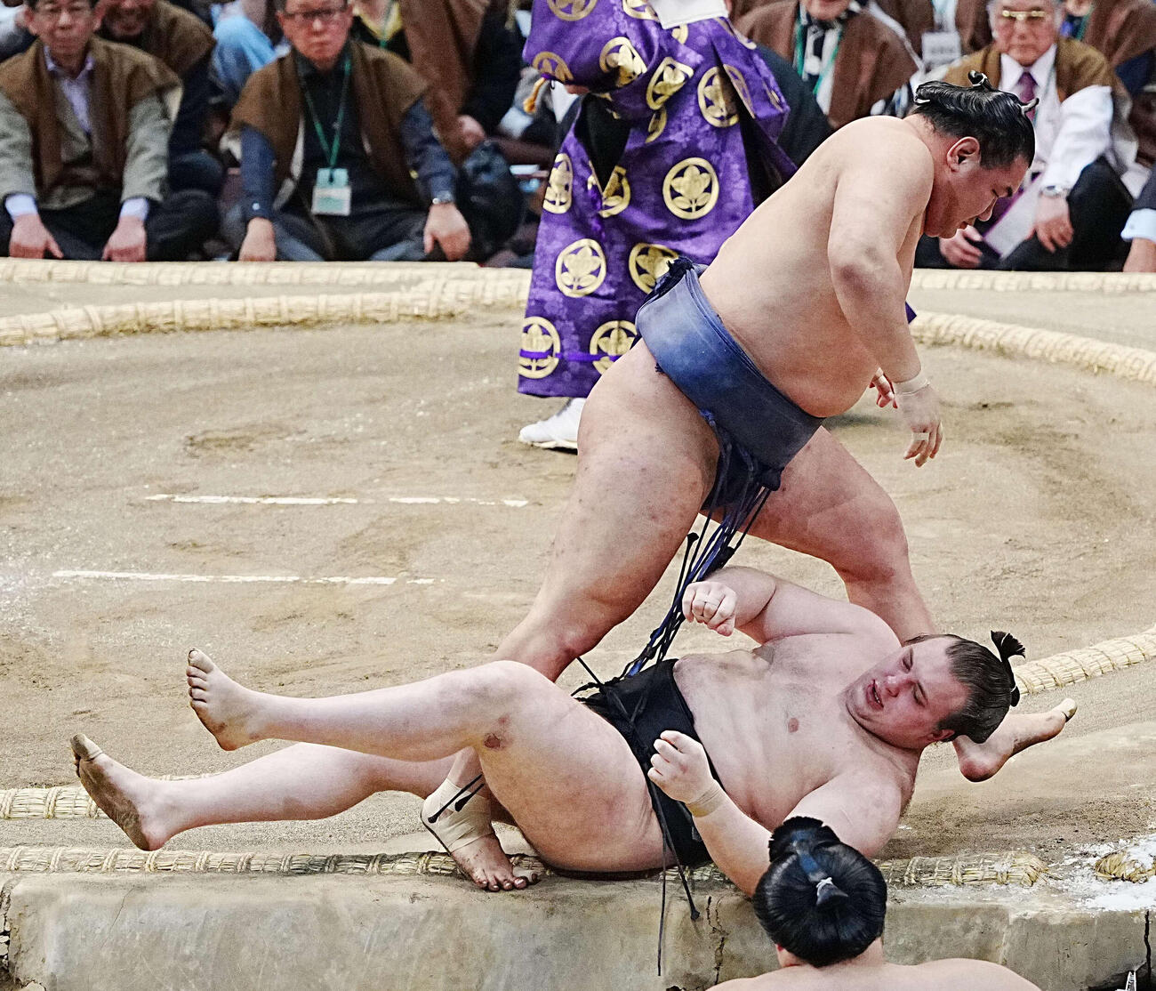 安青錦（下）は掛け投げで豊昇龍に敗れ来場所の角番が決まった（撮影・小沢裕）
