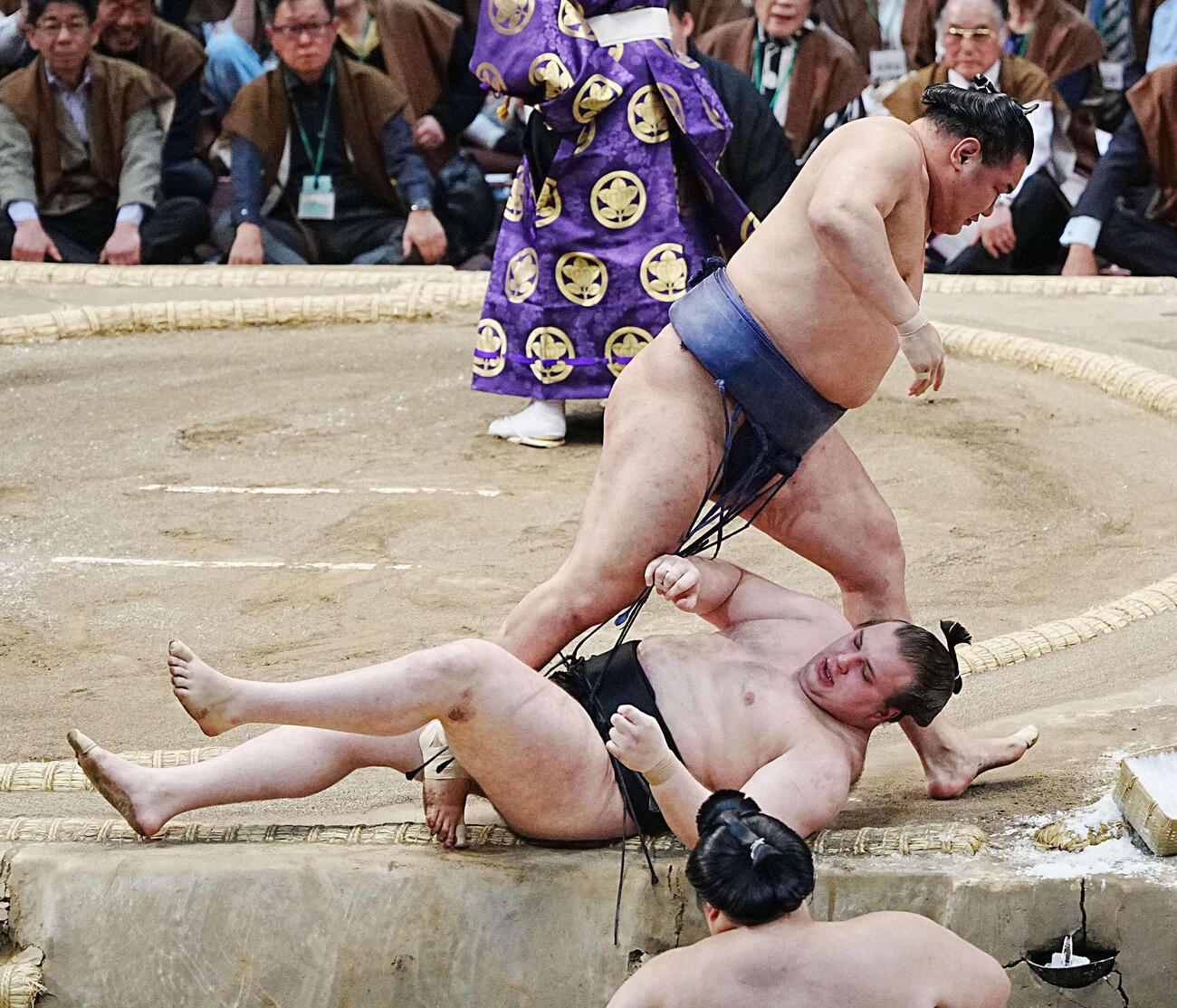 安青錦（下）は掛け投げで豊昇龍に敗れ来場所の角番が決まった（撮影・小沢裕）