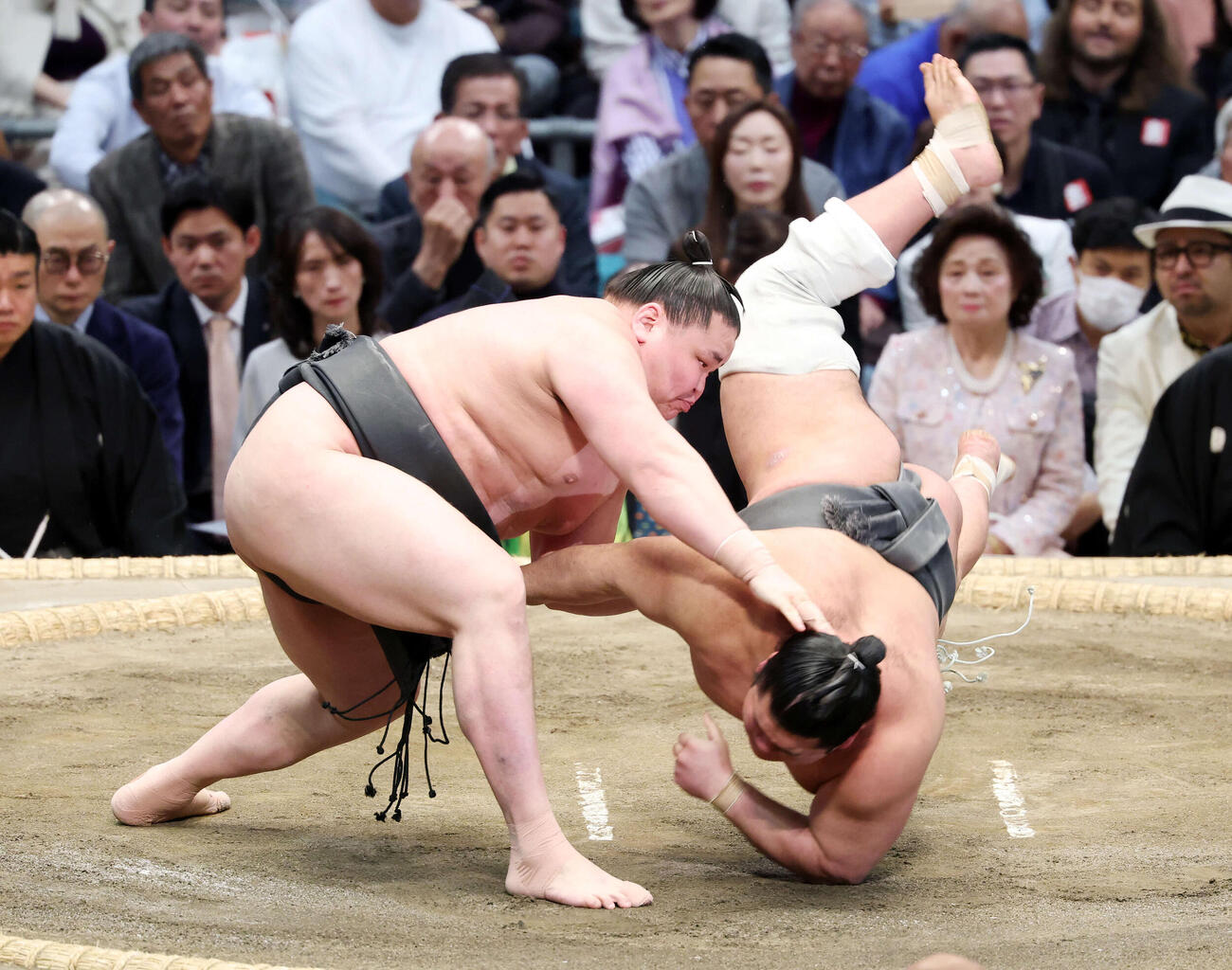 序二段優勝決定戦で木竜皇（右）を上手投げで破る旭富士（撮影・鈴木正人）　