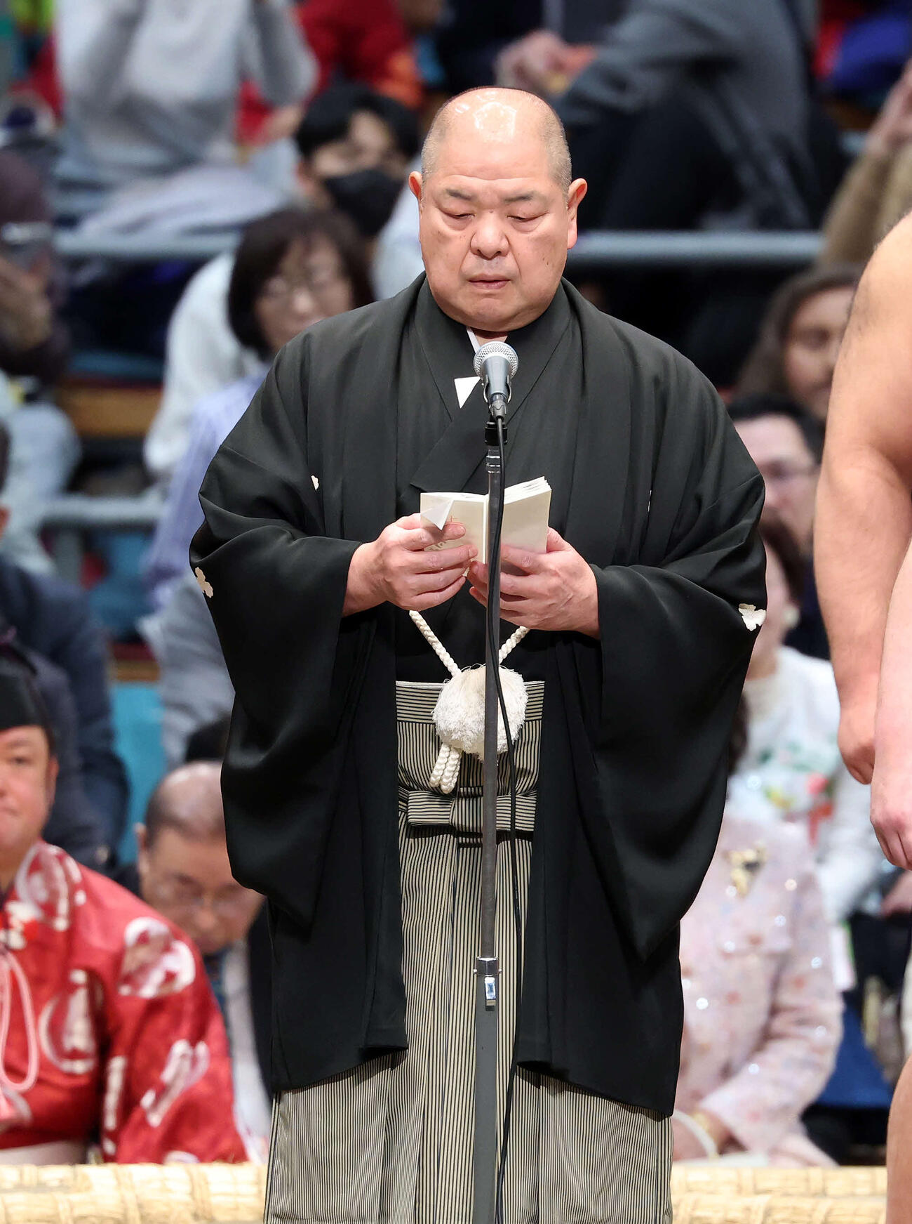 協会あいさつに臨む八角理事長（撮影・鈴木正人）　